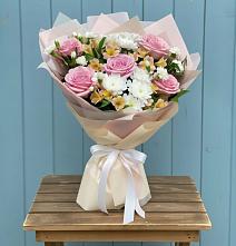 Букет цветов из:  Гвоздики, Орхидеи и Розы в Тиликтино