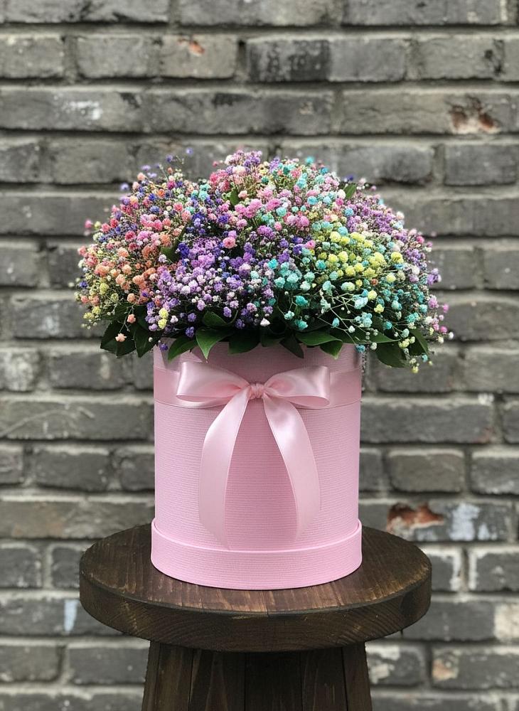 Цветочная композиция из Гипсофила и Розы в шляпной коробке в Тиликтино
