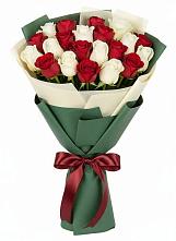 Букет Микс из красных и белых роз в Тиликтино