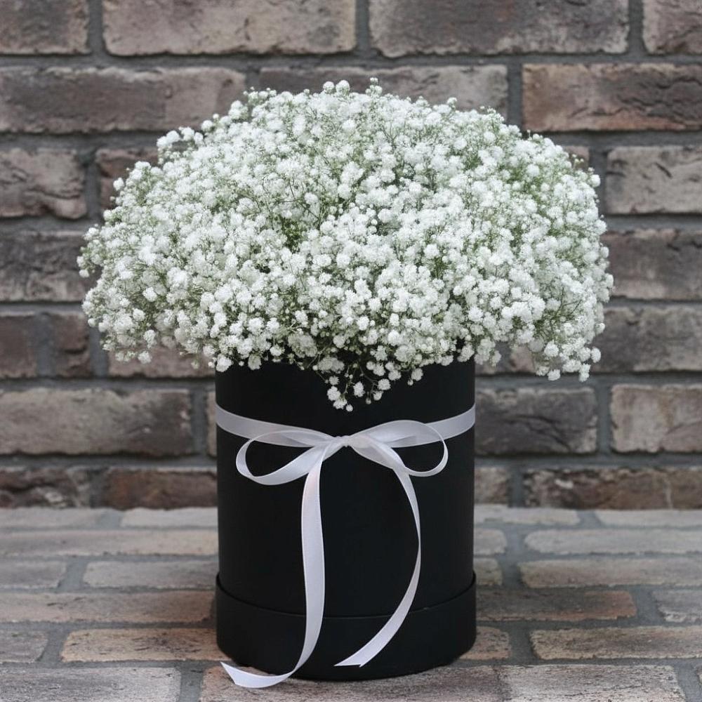 Цветочная композиция из Гипсофила в шляпной коробке в Тиликтино