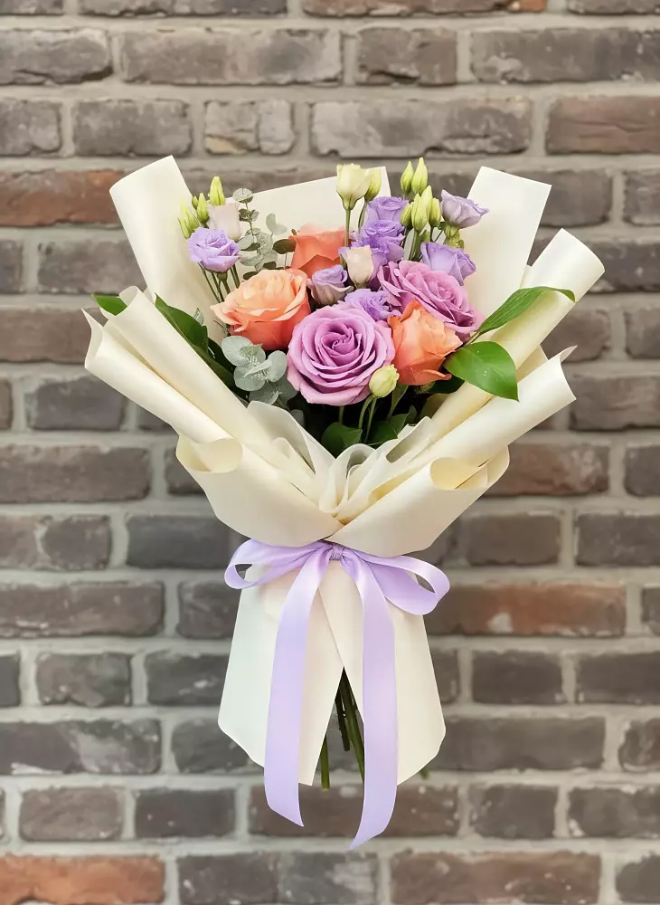 Букет цветов из: Лизиантусы и Розы в Тиликтино