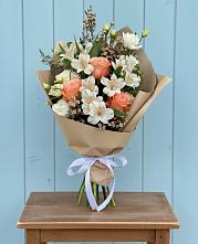 Букет цветов из:  Альстромерии, Лизиантусы, Розы и Хризантемы в Тиликтино