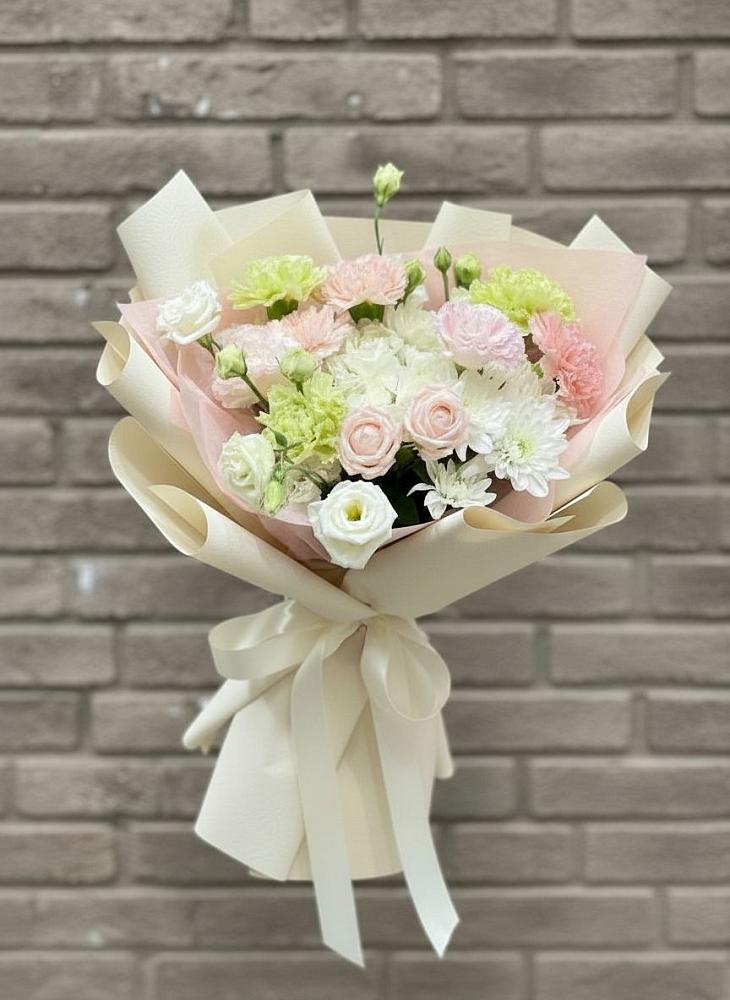 Букет цветов из: Гвоздики, Розы, Лизиантусы и Хризантемы в Тиликтино