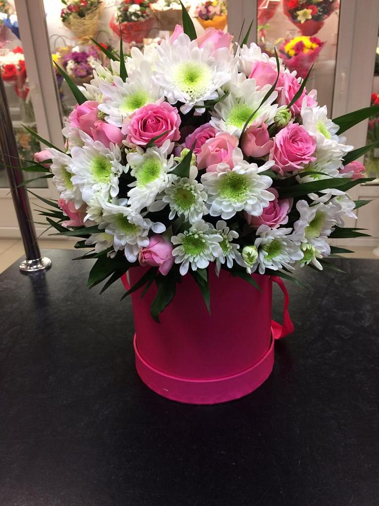 Цветочная композиция из Розы и Хризантемы в шляпной коробке в Тиликтино