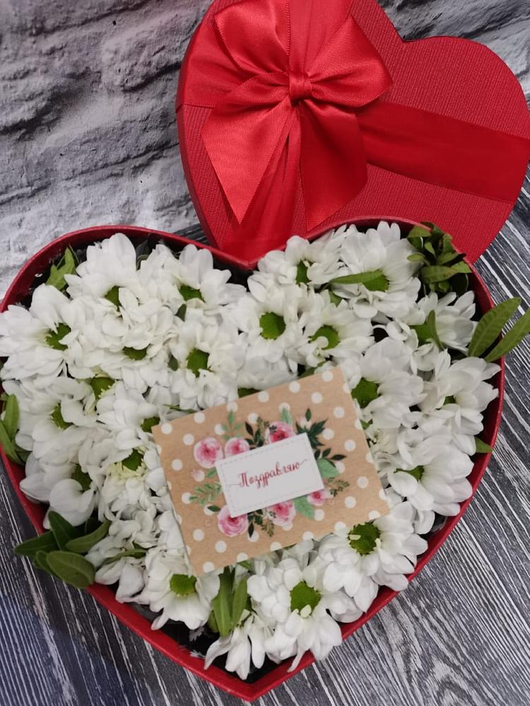 Цветочная композиция из Хризантемы в виде сердца в Тиликтино