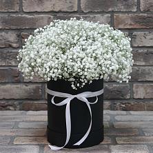 Цветочная композиция из Гипсофила в шляпной коробке в Тиликтино