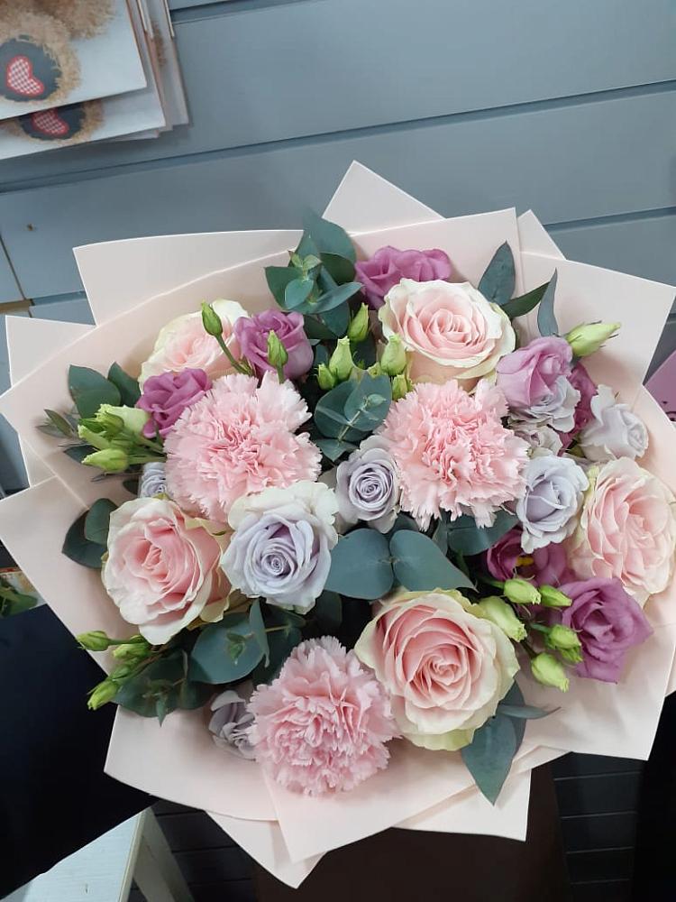 Букет цветов из: Розы, Гвоздики и Лизиантусы в Тиликтино