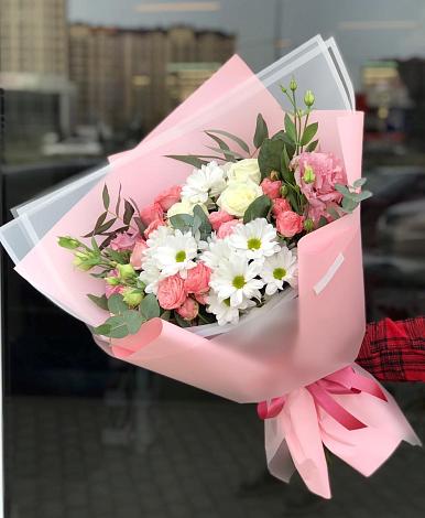 Букет цветов из: Розы, Лизиантусы и Хризантемы в Тиликтино