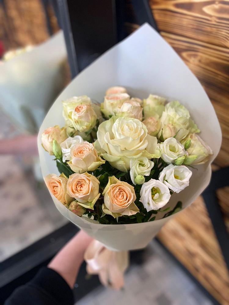 Букет цветов из: Розы и Лизиантусы в Тиликтино